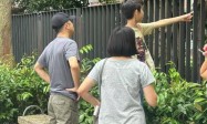 庾澄庆接女儿放学，他隔着栅栏踮着脚拼命找女儿，7岁儿子罕露面