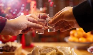 男子聚餐饮酒后身亡，同桌人被索赔77万