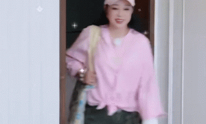 宁静鼓励刘晓庆多展示美腿：很多年轻人的腿都没你的好看